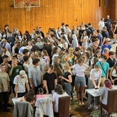 Młodzieży w Kościele już nie ma? Tłumy ściągają na „katolicki Woodstock”