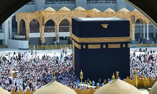 Mekka: świątynia Al Kaaba otrzymała nową szatę z 1,3 tony złotego brokatu