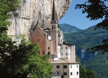 Zawieszone między ziemią a niebem. Sanktuarium Madonna della Corona