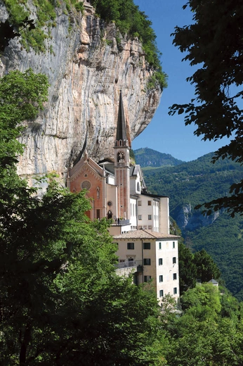 Zawieszone między ziemią a niebem. Sanktuarium Madonna della Corona