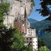 Zawieszone między ziemią a niebem. Sanktuarium Madonna della Corona