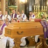 W bielańskim kościele żegnały zmarłego tłumy kapłanów i wiernych.