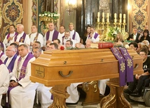 W bielańskim kościele żegnały zmarłego tłumy kapłanów i wiernych.