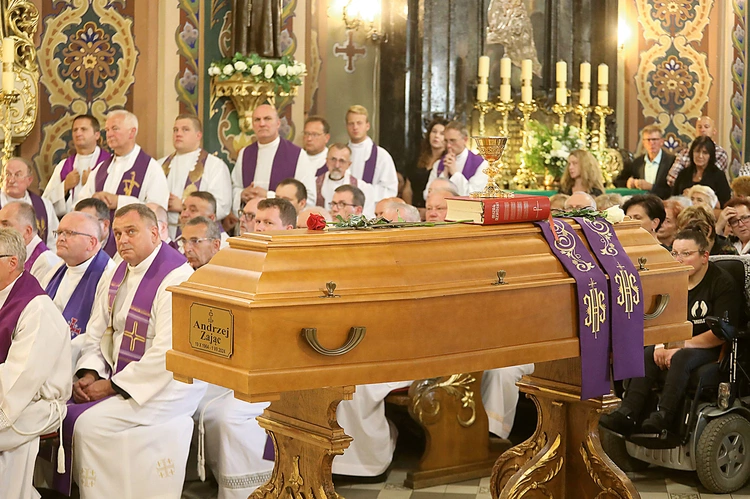 W bielańskim kościele żegnały zmarłego tłumy kapłanów i wiernych.