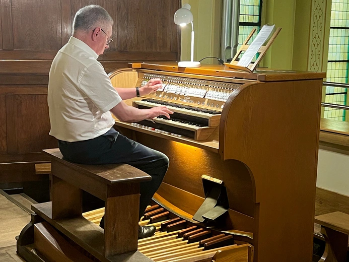 Prof. Wolfgang Seifen przy organach.
