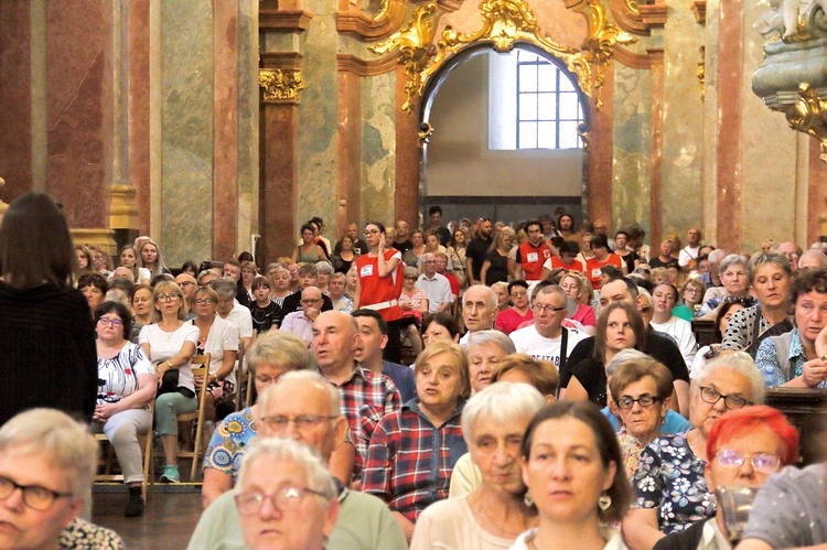 Organizatorów wspierali studenci z katowickiego duszpasterstwa akademickiego ubrani w czerwone  kamizelki. 