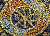 Symbol Chi-Ro na mozaice z 1. połowy V wieku (mauzoleum Galli Placydii w Rawennie).