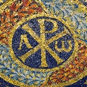 Symbol Chi-Ro na mozaice z 1. połowy V wieku (mauzoleum Galli Placydii w Rawennie).