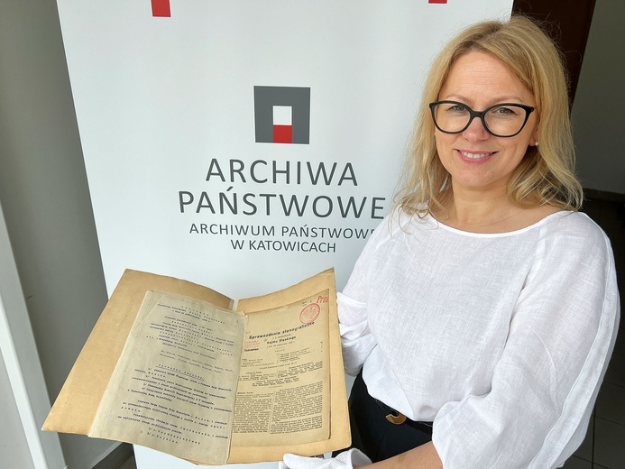 Dr Barbara Kalinowska-Wójcik prezentuje archiwalny „Protokół pierwszego posiedzenia Sejmu Śląskiego w Katowicach z 10 października 1922 roku”, który trafił na listę UNESCO. Wniosek w tej sprawie opracowała wspólnie z Katarzyną Słysz- -Szczucką.