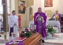 Bp Krzysztof Zadarko przewodniczył uroczystościom pogrzebowym zmarłego duszpasterza.