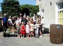 	Zwycięska ekipa podczas wręczenia nagród (m.in. beczki na deszczówkę).