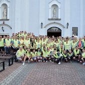 	Uczestnicy pątniczej wyprawy  na tle kościoła  w Starej Błotnicy.