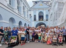	Uczestnicy przed wileńską Ostrą Bramą.