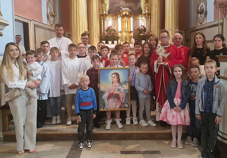 	Księża Jacek Kucharski i Piotr Borciuch z parafianami. 