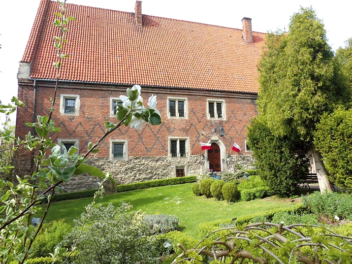 Siedziba placówki mieści się w domu ufundowanym w 1476 roku przez Jana Długosza.