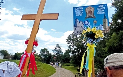 Na powitanie pielgrzymów nierzadko wychodzi procesja. 