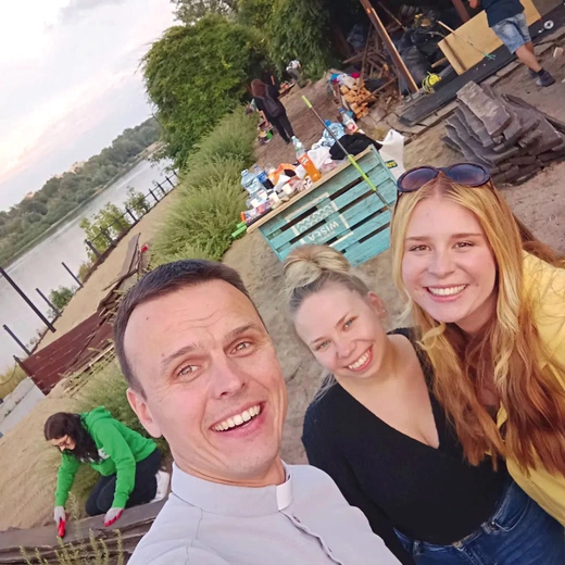 Kapłanowi w pracy przy funkcjonowaniu lokalu pomaga młodzież.
