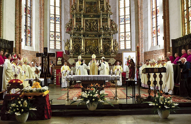 Jubileuszowym uroczystościom w maju przewodniczył prymas Polski.