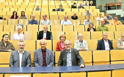 Spotkania odbywają się w budynku Wydziału Fizyki i Astronomii Uniwersytetu Wrocławskiego.