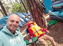 Mając taką kamizelkę, można wyruszyć na wodną przygodę! Na zdjęciu: Romek Kopacz z synem Karolem.
