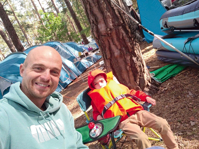 Mając taką kamizelkę, można wyruszyć na wodną przygodę! Na zdjęciu: Romek Kopacz z synem Karolem.