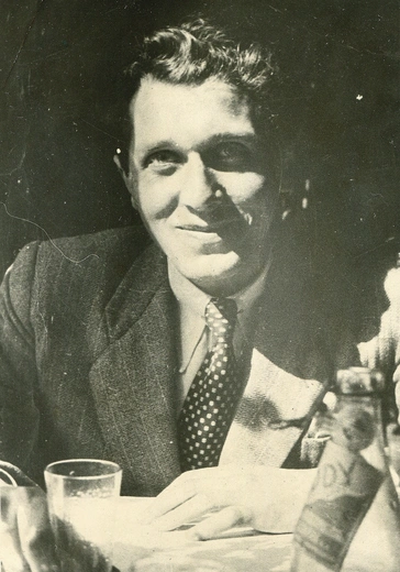 Tak uśmiechał się Tadeusz Gajcy ok. 1944 roku.