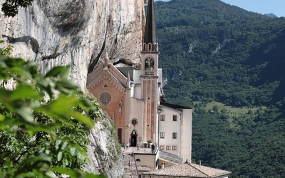 Włochy. Sanktuarium Madonna della Corona