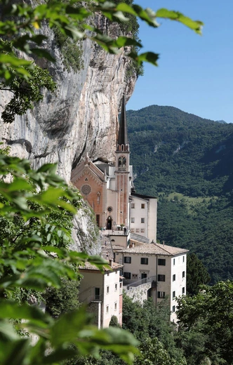 Włochy. Sanktuarium Madonna della Corona