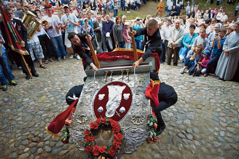 Wirujące obrazy. Czym są pokłony feretronów na Kaszubach?
