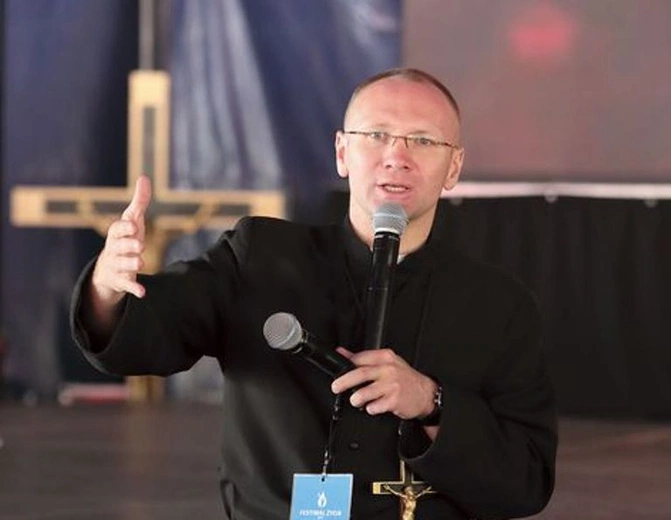 „Nie potrafiłem klasnąć, dłonie nie chciały się spotkać”. O. Tomasz Maniura o mocy, co w słabości się doskonali