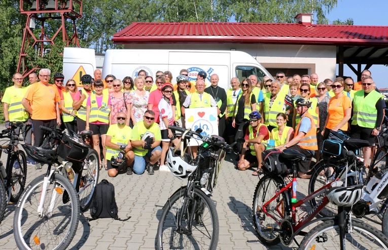 Pielgrzymi z bp. Markiem Solarczykiem.