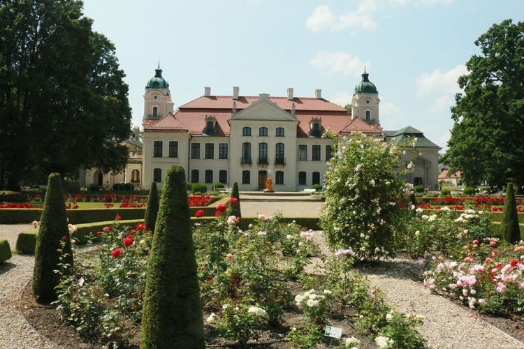 Pałac w Kozłówce to miejsce warte odwiedzenia.