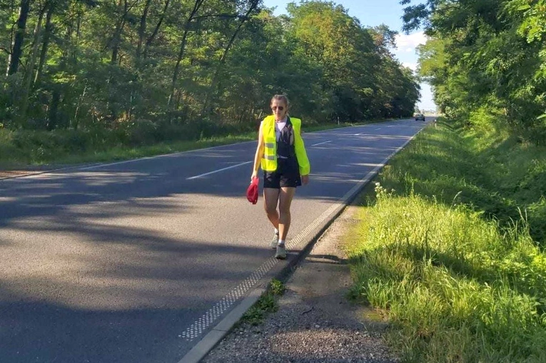 Zbiera pieniądze, idąc z Helu na Giewont