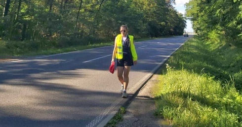 Zbiera pieniądze, idąc z Helu na Giewont