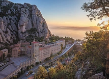 Montserrat, czyli przepiłowana góra. W jej cieniu przycupnął klasztor, w którym czczona jest Czarna Madonna