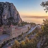 Montserrat, czyli przepiłowana góra. W jej cieniu przycupnął klasztor, w którym czczona jest Czarna Madonna