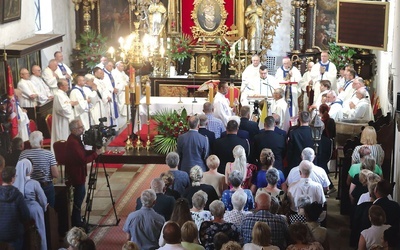 Kościół na czas świętowania wypełniła się wiernymi.