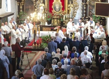 Kościół na czas świętowania wypełniła się wiernymi.
