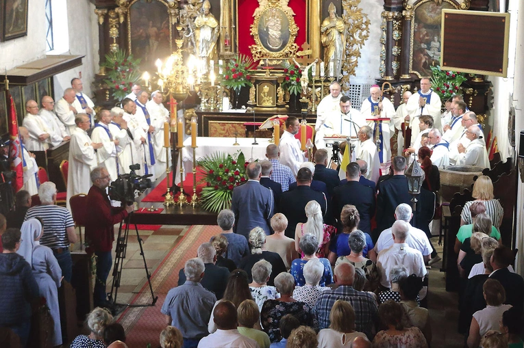 Kościół na czas świętowania wypełniła się wiernymi.