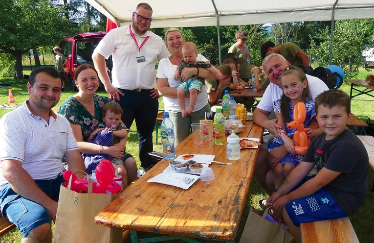 Kl. Łukasz z rodziną małej Łucji Kaspery, która prezentowała  na scenie swoje talenty artystyczne.