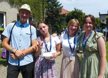 Martyna, Gosia i Natalia były w Ciścu. W Kętach spotkały Krzysztofa, ich animatora z Cieszyna. 