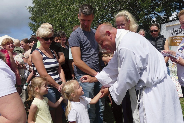 Całe rodziny przychodzą po błogosławieństwo i namaszczenie olejkiem radości.