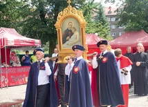 Feretron z obrazem patrona w procesji nieśli panowie z Bractwa Najświętszego Sakramentu. 