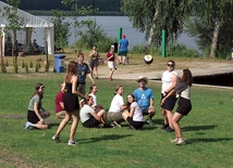 Czas wolny można spędzić aktywnie lub poleżeć nad pobliskim zalewem.