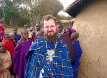 Aby się uczyć, miejscowe dzieci muszą pokonywać nawet 10 km. Niestety, w szkołach brakuje też nauczycieli.