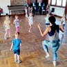 W każdy wakacyjny wtorek i czwartek w sali widowiskowej Centrum Kultury i Promocji w Czarnym Dunajcu odbywają się zajęcia taneczno-ruchowe.
