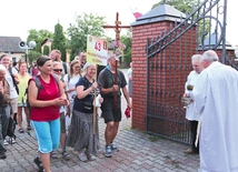 Woda święcona, którą kapłani błogosławili pielgrzymów  na wejściu, na postojach i noclegach, była jak ożywczy deszcz.