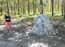 Przystań Jakubowa – skrzyżowanie leśnych dróg,  ok. 1,5 km od centrum wsi.