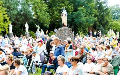 Pielgrzymi w modlitewnym skupieniu wypełnili plac przed oborskim sanktuarium.