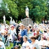 Pielgrzymi w modlitewnym skupieniu wypełnili plac przed oborskim sanktuarium.